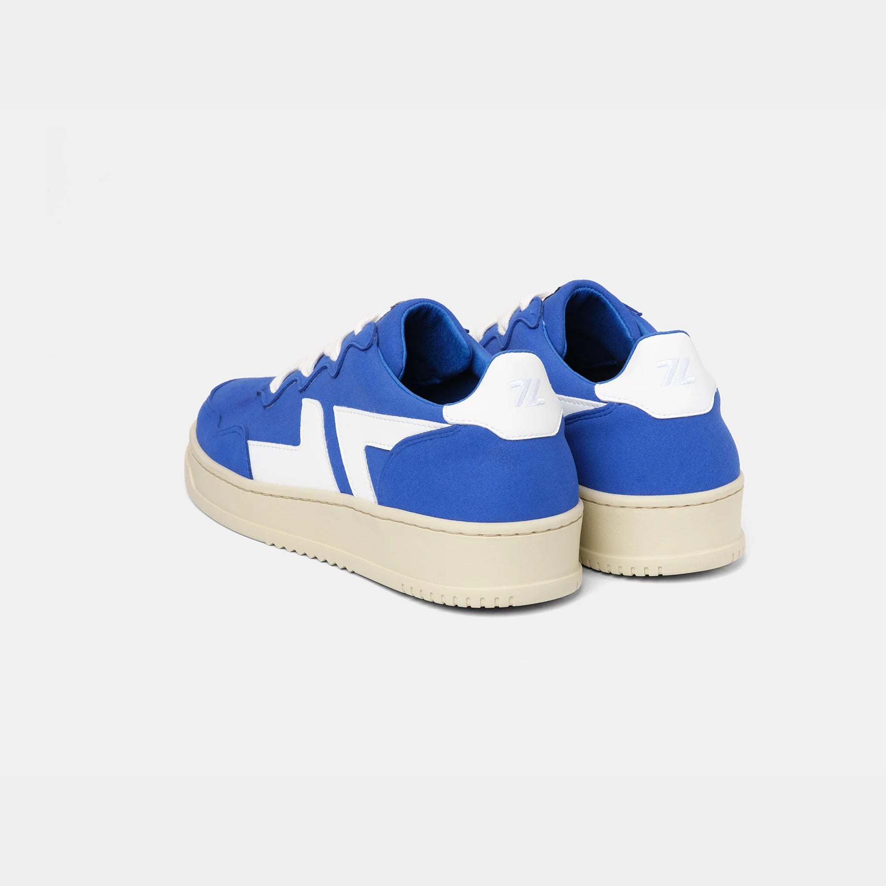 Vue arrière des baskets bleues ZETA B3 Cobalt, mettant en avant le talon et le logo.