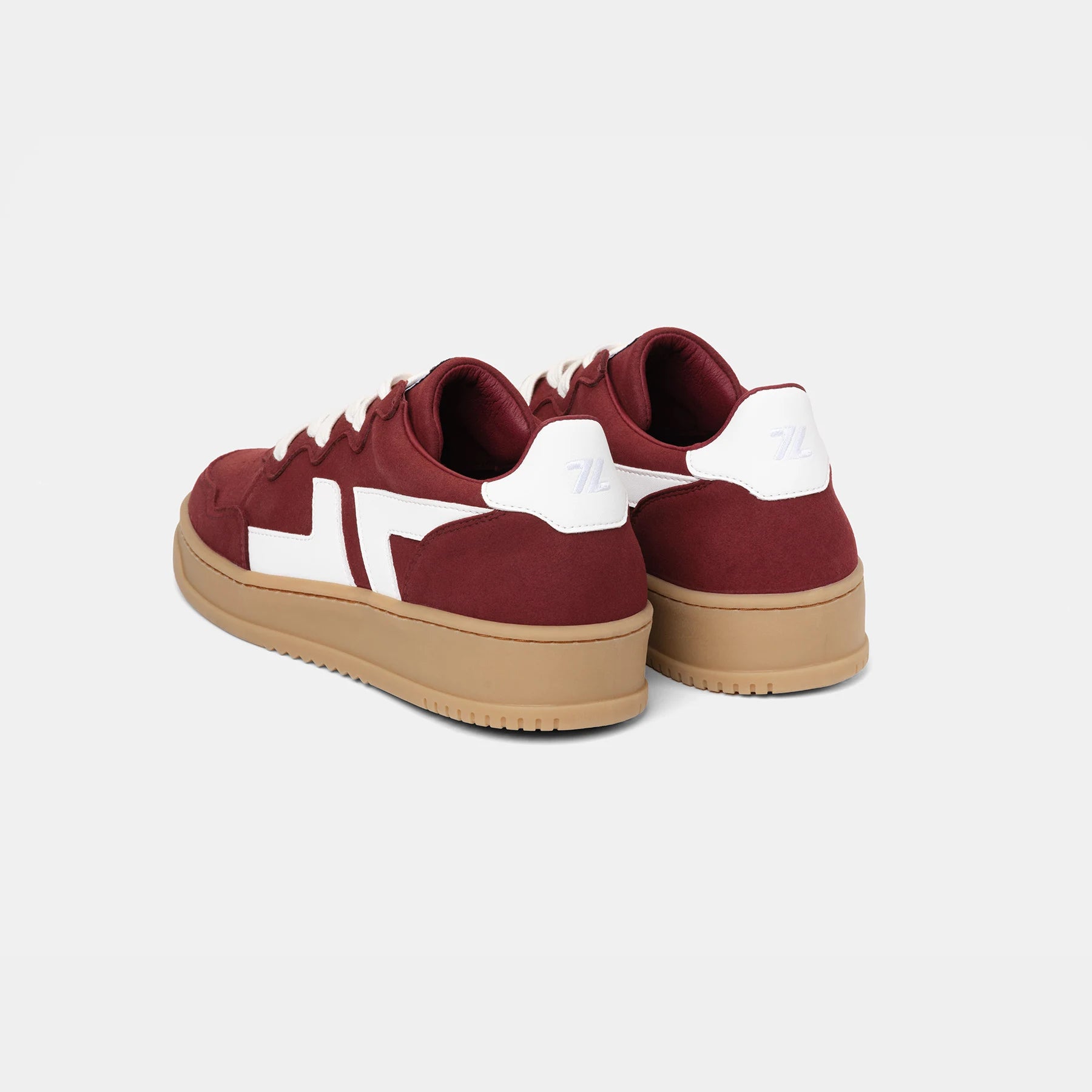 Vue arrière des baskets bordeaux ZETA B3, dévoilant les détails du talon et du logo.