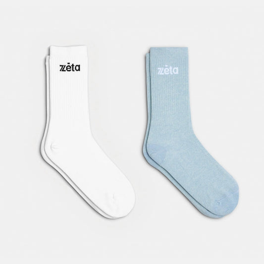 Ensemble de chaussettes blanches et bleu azur, parfait pour un style sobre et raffiné.