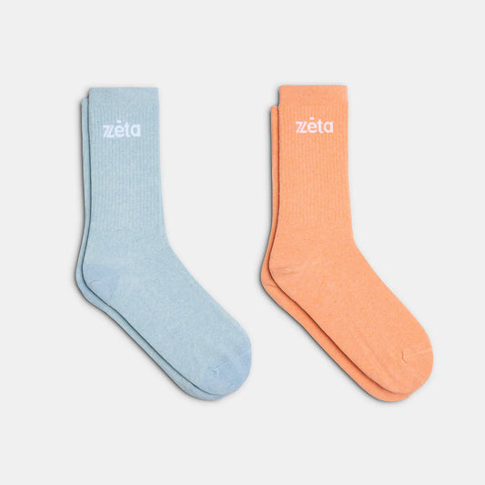 Ensemble de chaussettes avec une paire bleu azur et une paire orange, un contraste parfait entre douceur et énergie.