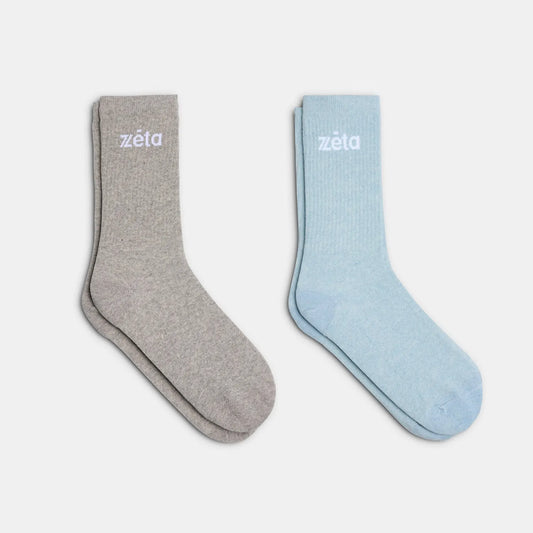 Pack de chaussettes avec une paire grise et une paire bleu azur, pour un look sobre mais coloré.