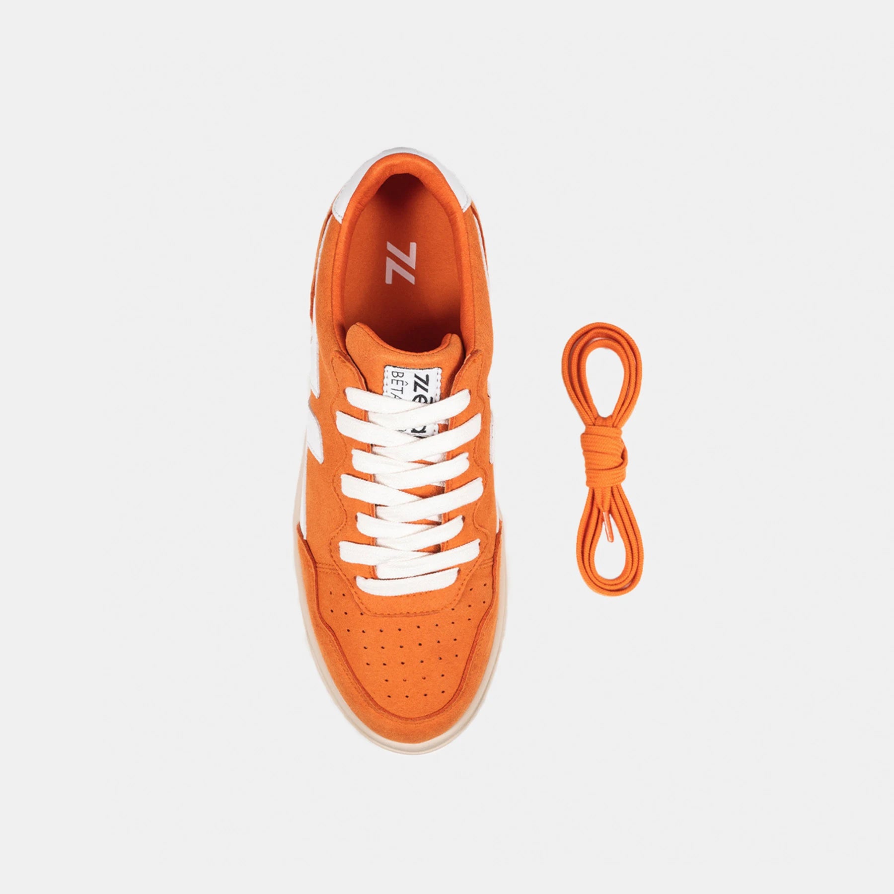 Baskets orange de la marque Zèta vue de haut, avec une seconde paire de lacet orange